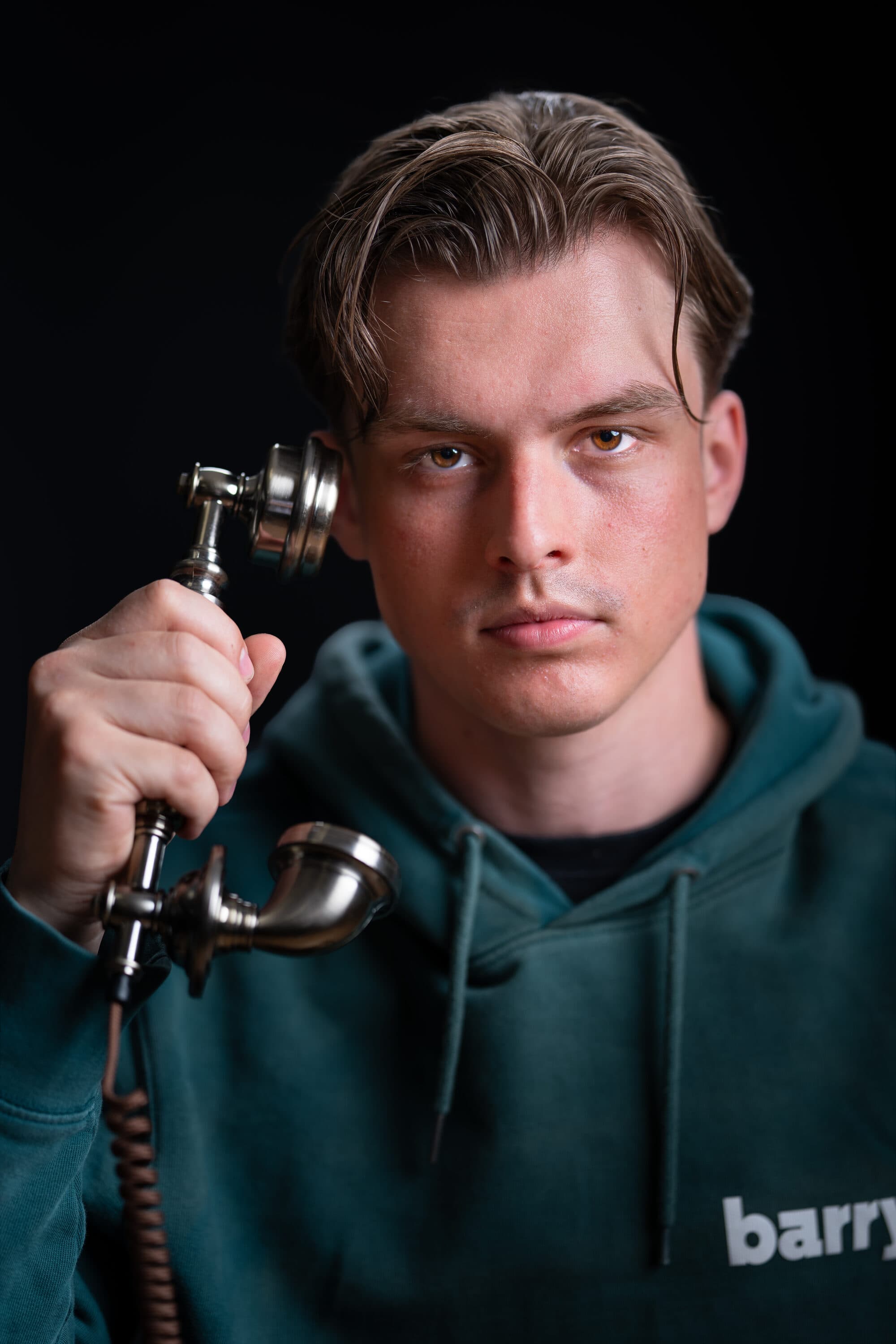 Een barry die de hoorn van een klassieke telefoon naar de camera houdt