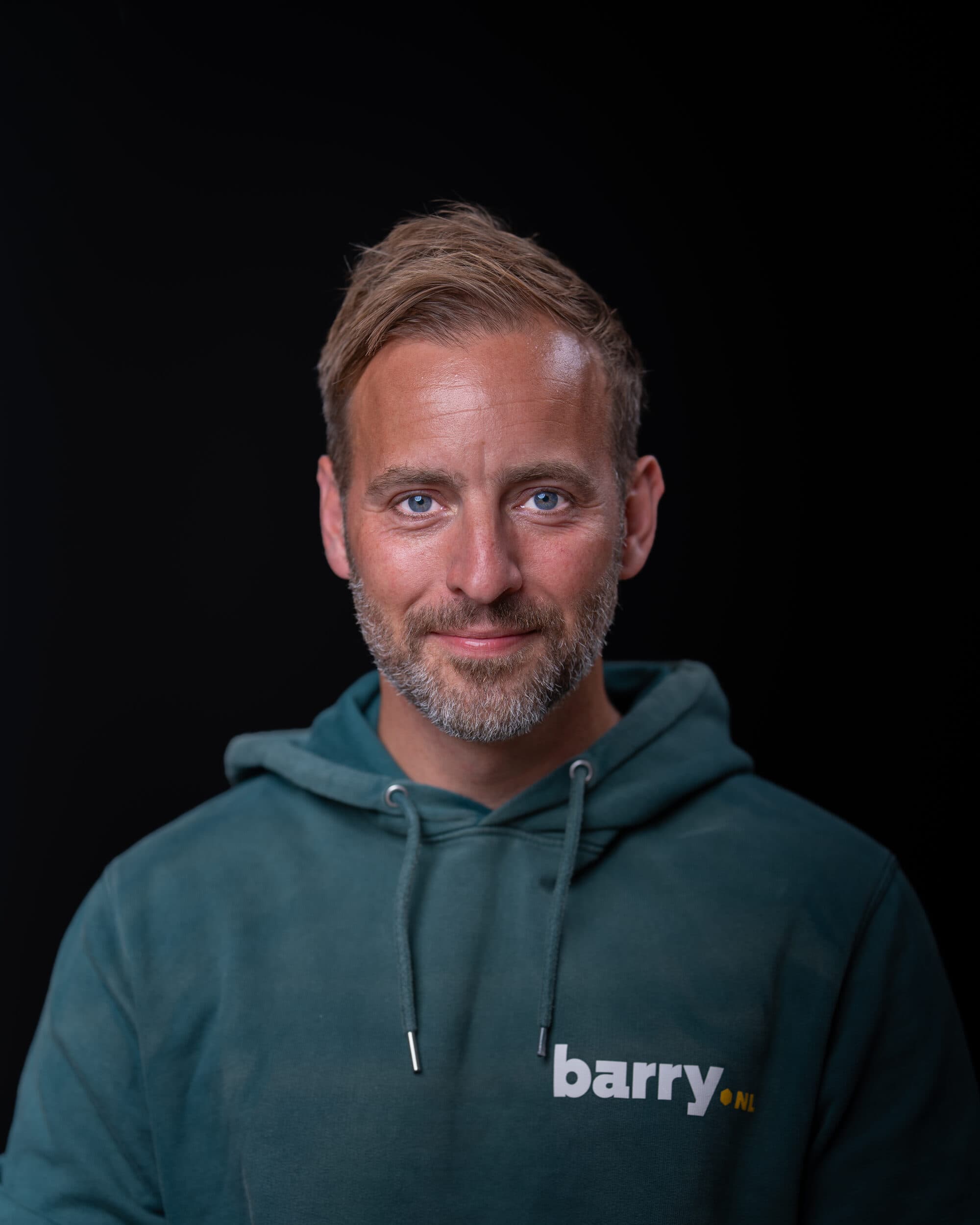 Een barry in een barry-hoodie, kijkend naar de camera