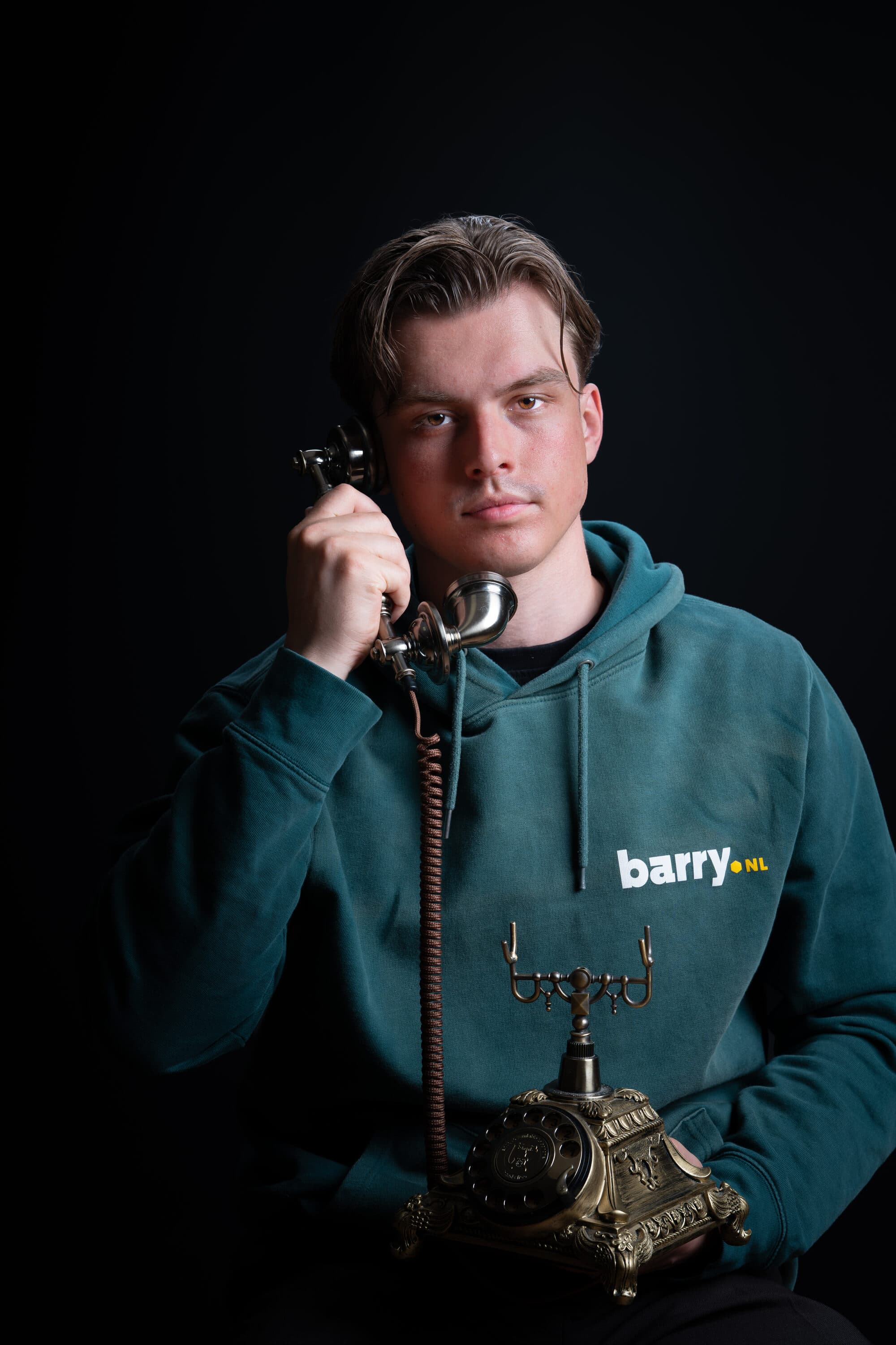 Een barry die geconcentreerd telefoneert met een klassiek toestel